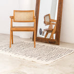 Groot Katoenen Vloerkleed KERTA – Handgeweven Wit/Zwart Gestreept (150x120 cm)