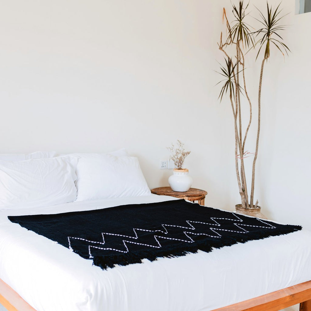 Handgeweven Katoenen Plaid LINGGAH – Zwart met Zigzagpatroon (140x200 cm)