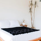 Handgeweven Katoenen Plaid LINGGAH – Zwart met Zigzagpatroon (140x200 cm)