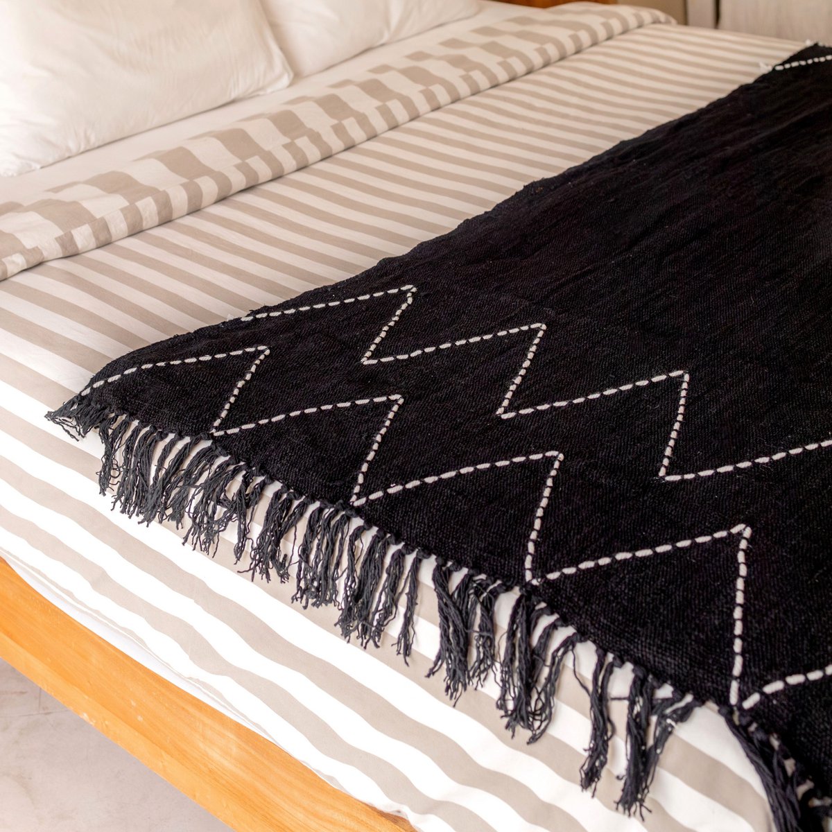 Handgeweven Katoenen Plaid LINGGAH – Zwart met Zigzagpatroon (140x200 cm)