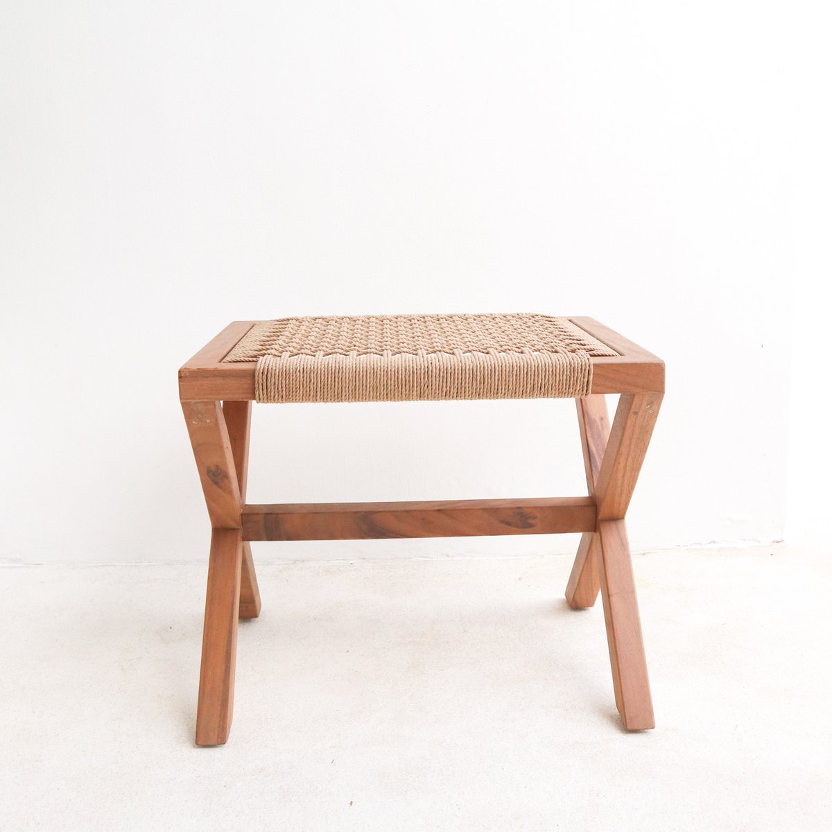 Houten Kruk INDRA – Trembesihout met Geweven Papier – Beige (Groot)
