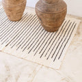 Groot Katoenen Vloerkleed KERTA – Handgeweven Wit/Zwart Gestreept (150x120 cm)