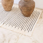 Groot Katoenen Vloerkleed KERTA – Handgeweven Wit/Zwart Gestreept (150x120 cm)