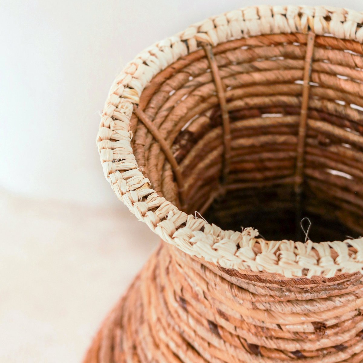 Grote Handgemaakte Vloervaas TUMBAK – Bananenvezel Speer (56 cm)