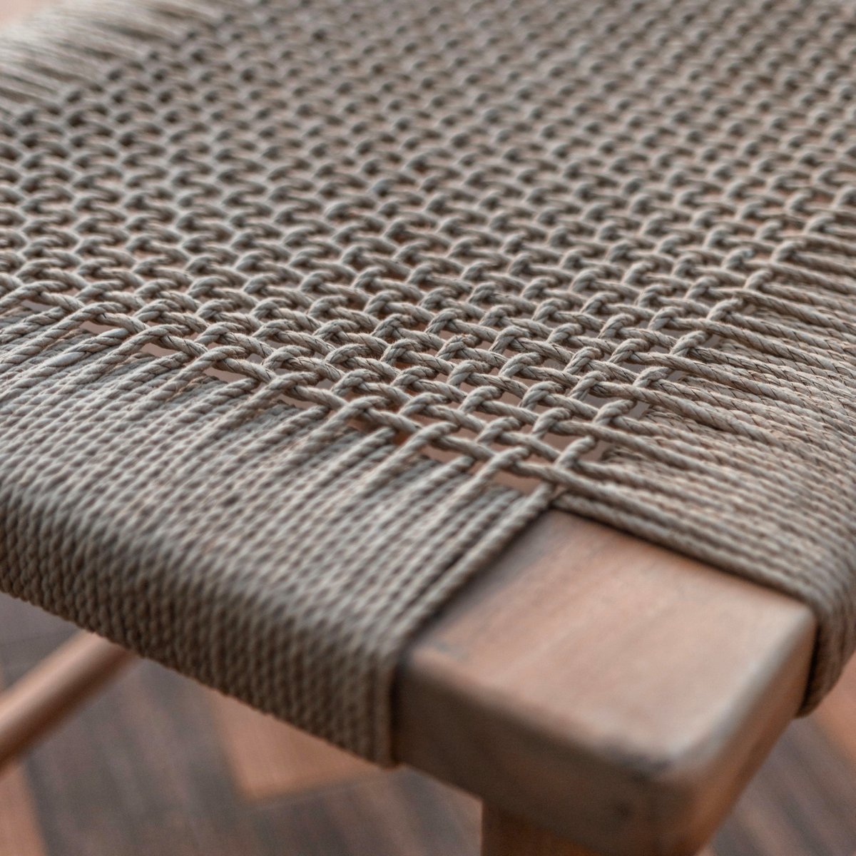 Houten Kruk SUNDA – Trembesihout met Geweven Papier (Groot)