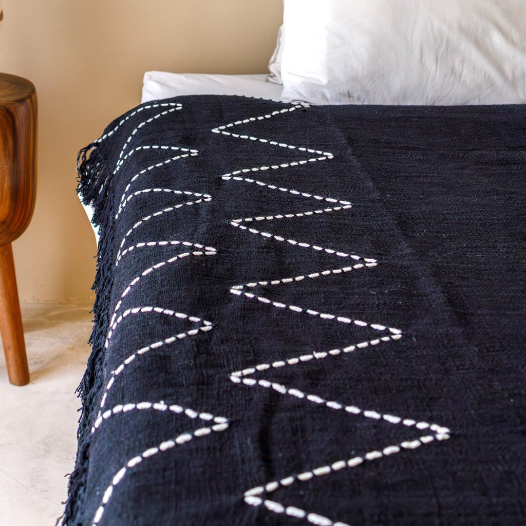 Handgeweven Katoenen Plaid LINGGAH – Zwart met Zigzagpatroon (140x200 cm)