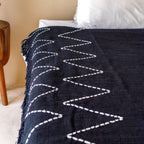 Handgeweven Katoenen Plaid LINGGAH – Zwart met Zigzagpatroon (140x200 cm)