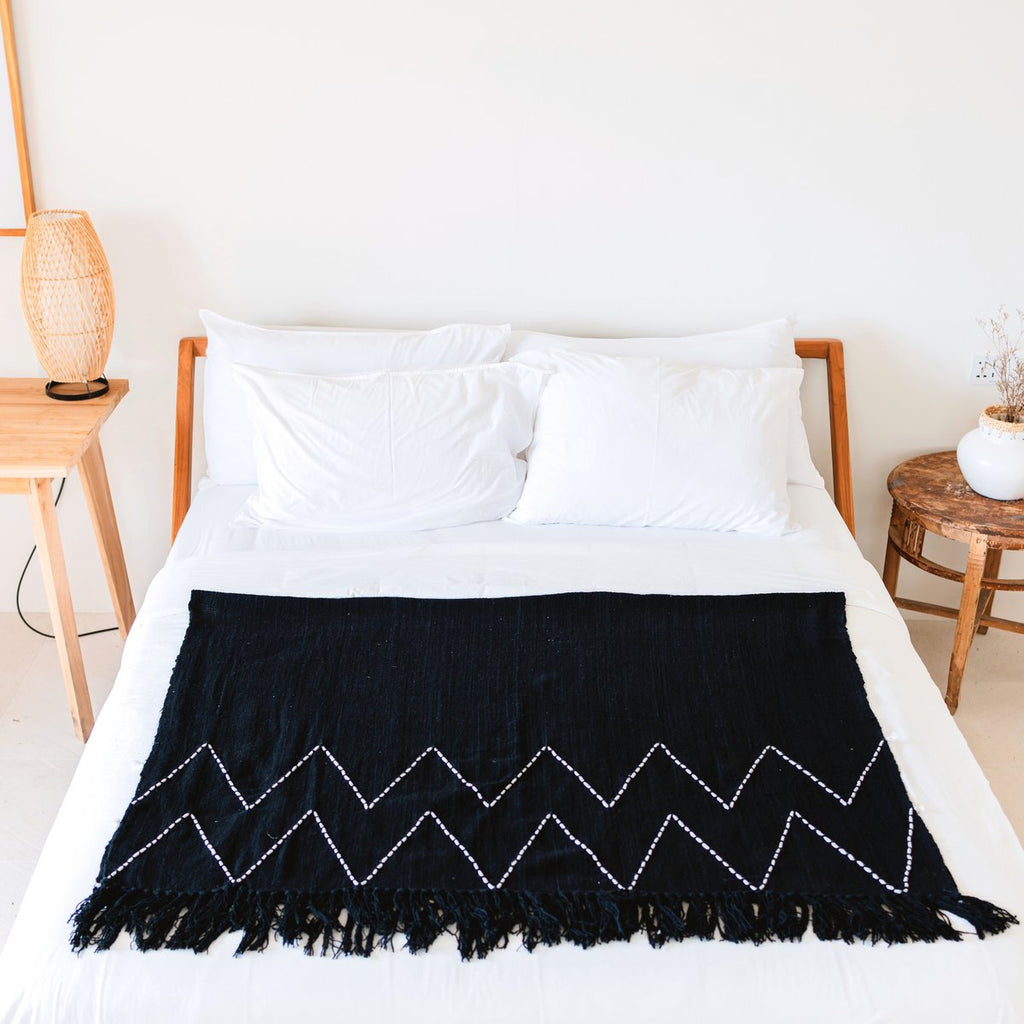 Handgeweven Katoenen Plaid LINGGAH – Zwart met Zigzagpatroon (140x200 cm)