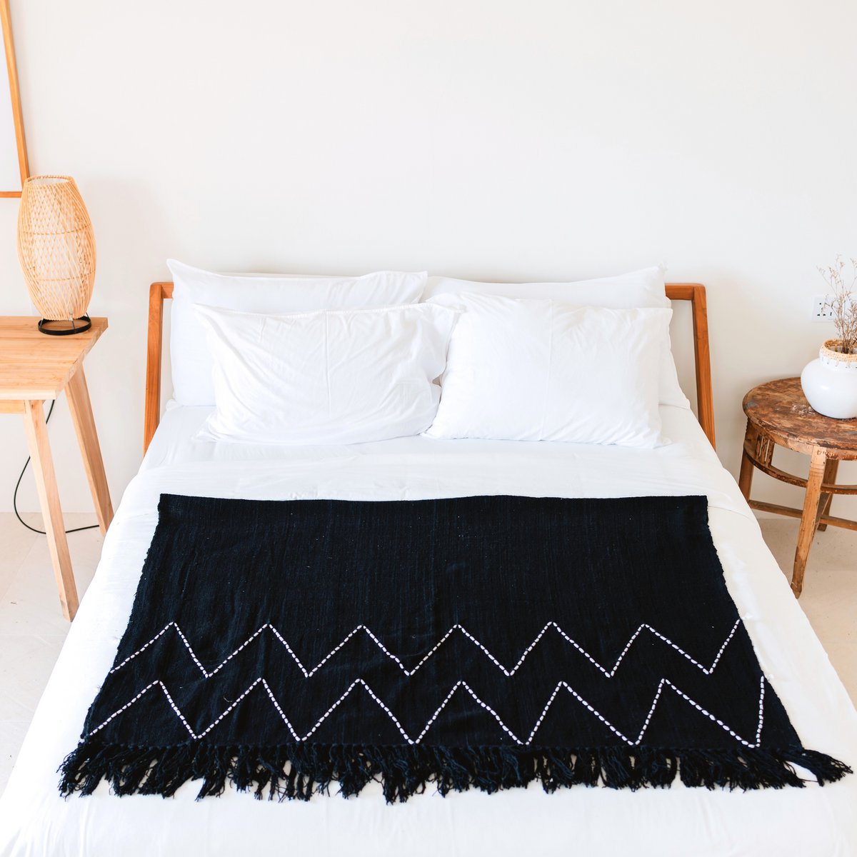 Handgeweven Katoenen Plaid LINGGAH – Zwart met Zigzagpatroon (140x200 cm)