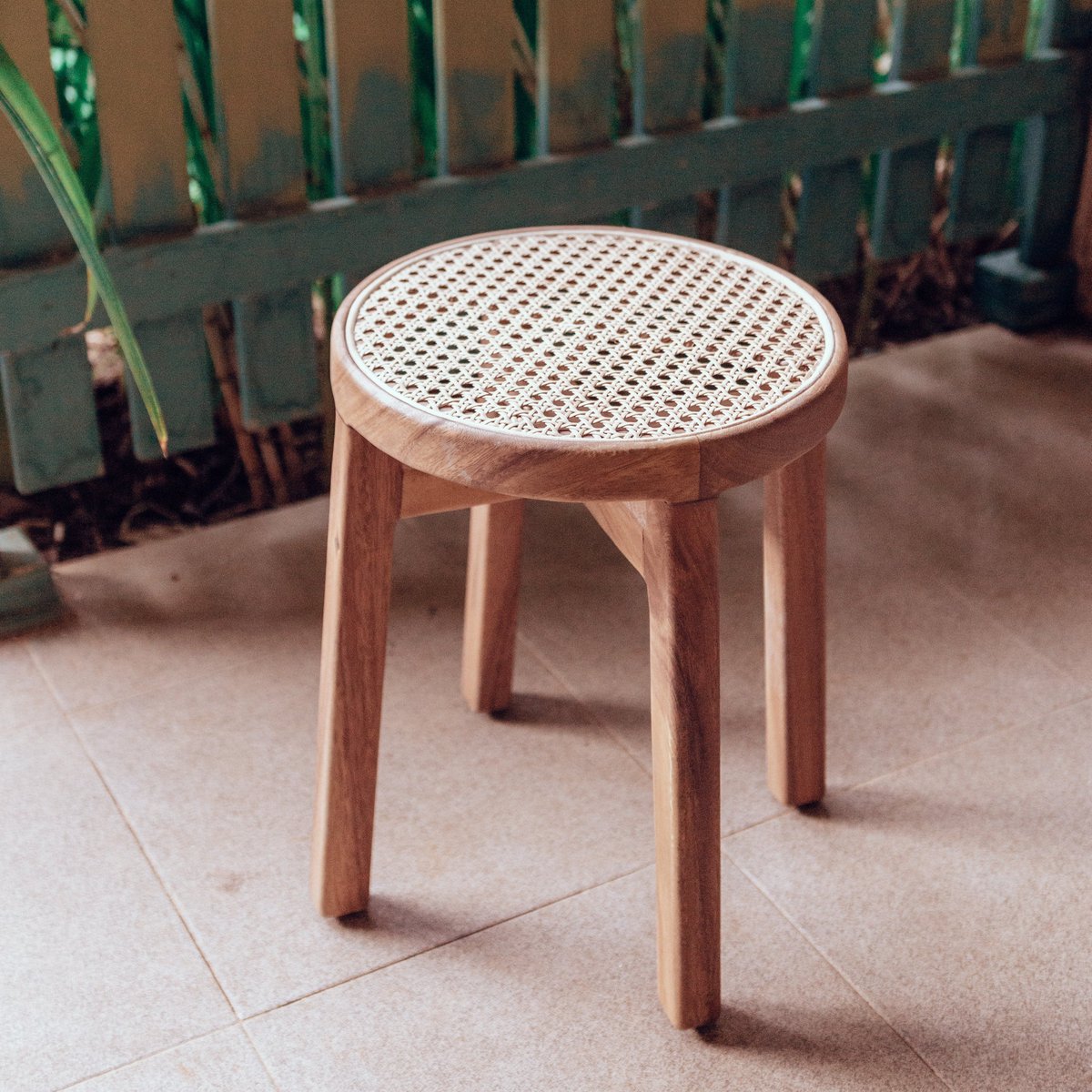 Houten Kruk CARAMIN – Trembesihout met Geweven Rotan